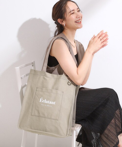 SHOO・LA・RUE（シューラルー）の「【ラッキーカラー/推し活にも】うちわも入るキャンバストートバッグ（トートバッグ・レディース・ブルー系その他/ピンク系その他/イエロー系その他7/レッド系1/ブラック/アイボリー/サックスブルー系7/パープル系その他/グリーン/グレー・00）」の4枚目の写真