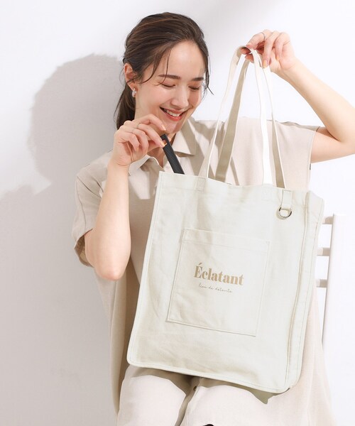 SHOO・LA・RUE（シューラルー）の「【ラッキーカラー/推し活にも】うちわも入るキャンバストートバッグ（トートバッグ・レディース・ブルー系その他/ピンク系その他/イエロー系その他7/レッド系1/ブラック/アイボリー/サックスブルー系7/パープル系その他/グリーン/グレー・00）」の11枚目の写真