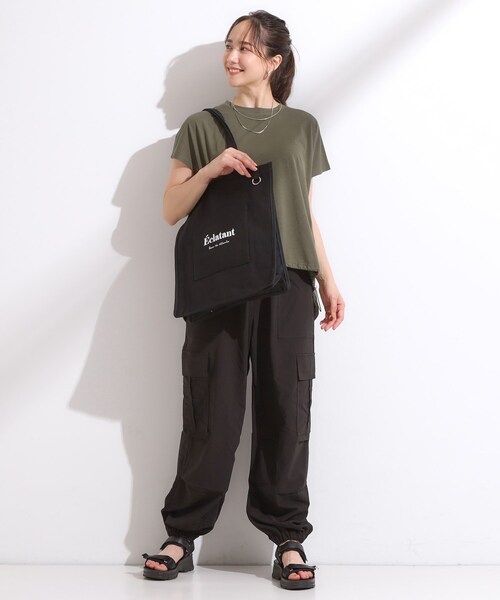 SHOO・LA・RUE（シューラルー）の「【ラッキーカラー/推し活にも】うちわも入るキャンバストートバッグ（トートバッグ・レディース・ブルー系その他/ピンク系その他/イエロー系その他7/レッド系1/ブラック/アイボリー/サックスブルー系7/パープル系その他/グリーン/グレー・00）」の14枚目の写真