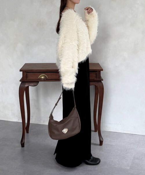 Thevon(ゼボン)の「ニュアンスボタンボリュームシャギーカーディガン(カーディガン/ボレロ・レディース・アイボリー/ブラウン/ベージュ・FREE)」の7枚目の写真