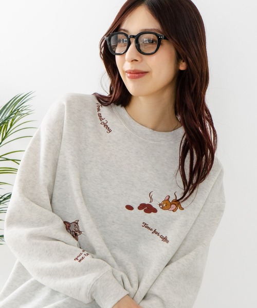 Tom&Jerry(トムアンドジェリー)の「【TOM AND JERRY/トムとジェリー】刺繍 オーバーサイズ スウェットトレーナー(スウェット・レディース・グリーン/ライトグレー/オフホワイト/オリーブ・MEDIUM/LARGE)」の2枚目の写真