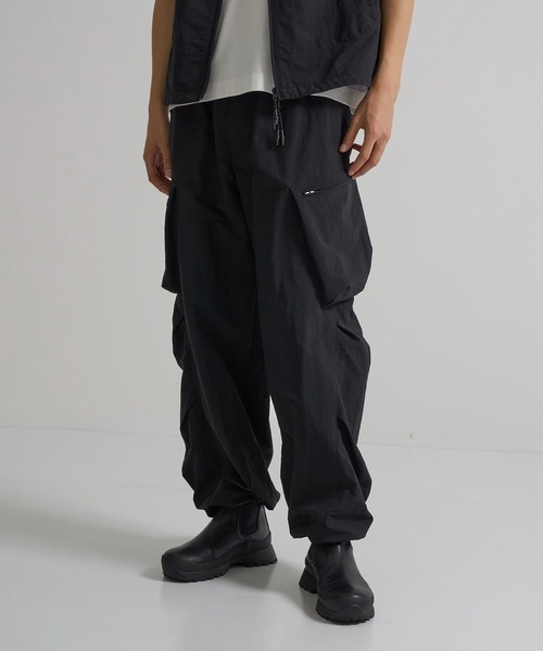 CITY TOKYO（シティトウキョウ）の「【CITY TOKYO/シティートーキョー】クランプルナイロンカーゴパンツ（カーゴパンツ・メンズ・ダークグレー/ブラック・2/1）」の2枚目の写真