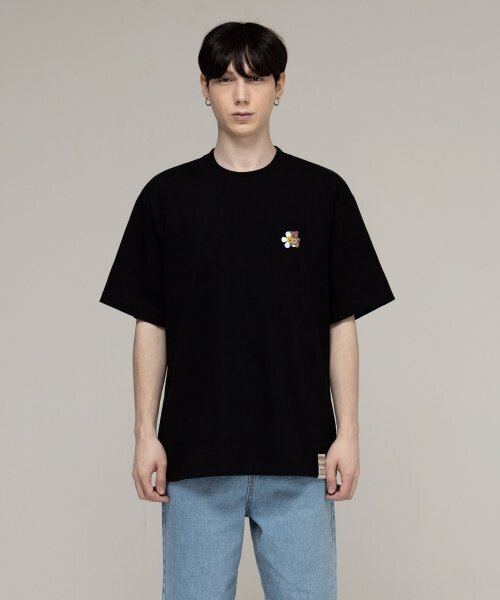 GRAVER（グレーバー）の「[ユニセックス]フラワーベアスマイル刺繍半袖Tシャツ_2カラー（Tシャツ/カットソー・レディース・ブラック/ホワイト・SMALL/MEDIUM/LARGE/X-LARGE）」の3枚目の写真