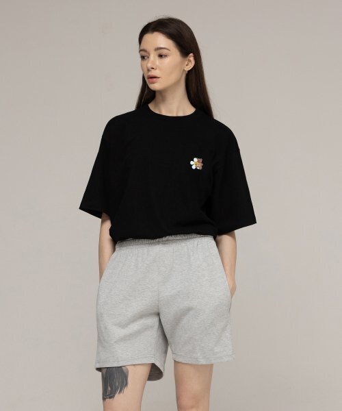 GRAVER（グレーバー）の「[ユニセックス]フラワーベアスマイル刺繍半袖Tシャツ_2カラー（Tシャツ/カットソー・レディース・ブラック/ホワイト・SMALL/MEDIUM/LARGE/X-LARGE）」の4枚目の写真