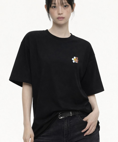 GRAVER（グレーバー）の「[ユニセックス]フラワーベアスマイル刺繍半袖Tシャツ_2カラー（Tシャツ/カットソー・レディース・ブラック/ホワイト・SMALL/MEDIUM/LARGE/X-LARGE）」の5枚目の写真