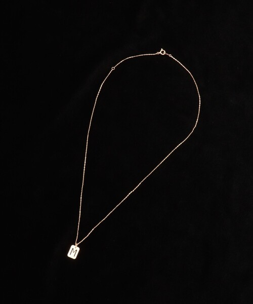 grace grace （グラスグラス）の「【grace grace/グラスグラス】10KイニシャルプレートNL-M（ネックレス・レディース・ゴールド・FREE）」の2枚目の写真