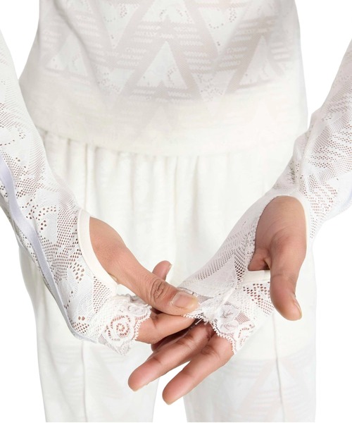 adidas(アディダス)の「adidas LACE BARDOT TOP / アディダス レース バルドー トップ(Tシャツ/カットソー・レディース・ホワイト・S/L/M)」の6枚目の写真