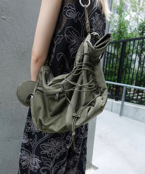 Ameri（アメリ）の「CHUBBY MILITARY BAG（ショルダーバッグ・レディース・アイボリー/ブラック/カーキ・FREE）」の3枚目の写真