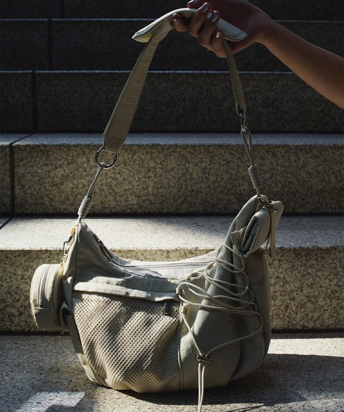 Ameri（アメリ）の「CHUBBY MILITARY BAG（ショルダーバッグ・レディース・アイボリー/ブラック/カーキ・FREE）」の2枚目の写真