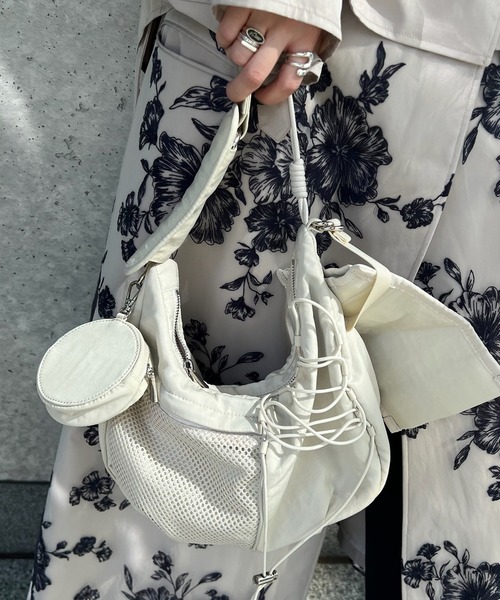 Ameri（アメリ）の「CHUBBY MILITARY BAG（ショルダーバッグ・レディース・アイボリー/ブラック/カーキ・FREE）」の6枚目の写真