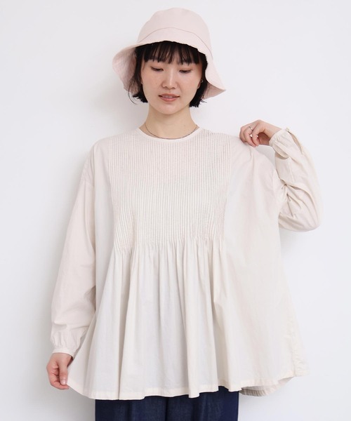 l'atelier du savon（アトリエドサボン）の「バスクシャツみたいなピンタックブラウス（シャツ/ブラウス・レディース・オフホワイト/サックスブルー/ブラック/ピンク/レッド・FREE）」の2枚目の写真