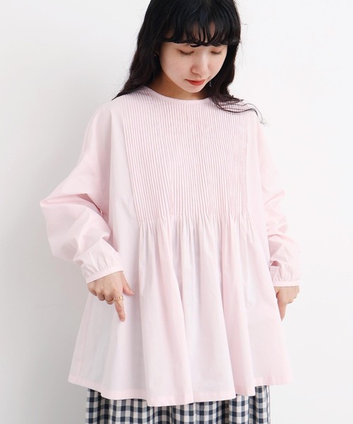 l'atelier du savon（アトリエドサボン）の「バスクシャツみたいなピンタックブラウス（シャツ/ブラウス・レディース・オフホワイト/サックスブルー/ブラック/ピンク/レッド・FREE）」の5枚目の写真