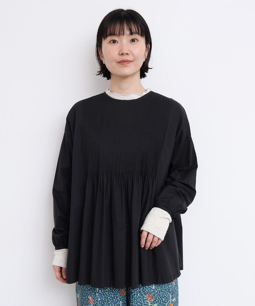 l'atelier du savon（アトリエドサボン）の「バスクシャツみたいなピンタックブラウス（シャツ/ブラウス・レディース・オフホワイト/サックスブルー/ブラック/ピンク/レッド・FREE）」の3枚目の写真