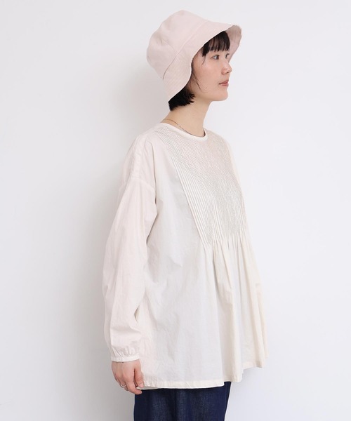 l'atelier du savon（アトリエドサボン）の「バスクシャツみたいなピンタックブラウス（シャツ/ブラウス・レディース・オフホワイト/サックスブルー/ブラック/ピンク/レッド・FREE）」の9枚目の写真