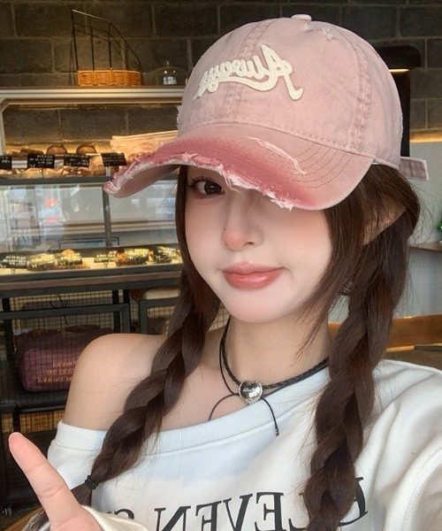 lilful(リルフル)の「【26年春夏新作】ダメージ加工 グラデーションデザインキャップ(キャップ・レディース・レッド/ピンク/ブラウン/ブラック/ブルー・F)」の7枚目の写真