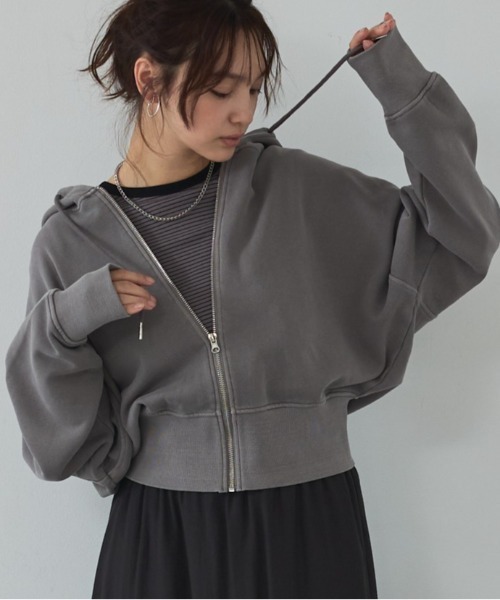 abahouse mavie（アバハウスマヴィ）の「【裏毛】ピグメントショートジップパーカー/ヴィンテージ風/長袖/スウェット/春服（パーカー・レディース・グレー/ブラック・フリー）」の2枚目の写真