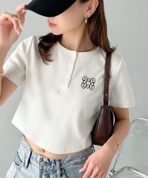 mily bilet(ミウィビレット)の「【mily bilet】シンプルを可愛く、今っぽく♪ロゴ刺繍ヘンリーネッククロップドテレコリブ半袖カットソー(ショート丈)(Tシャツ/カットソー・レディース・チャコールグレー/アイボリー/ブラック・X-LARGE/SMALL/MEDIUM/LARGE)」の2枚目の写真