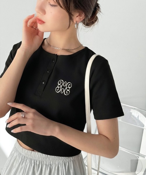 mily bilet(ミウィビレット)の「【mily bilet】シンプルを可愛く、今っぽく♪ロゴ刺繍ヘンリーネッククロップドテレコリブ半袖カットソー(ショート丈)(Tシャツ/カットソー・レディース・チャコールグレー/アイボリー/ブラック・X-LARGE/SMALL/MEDIUM/LARGE)」の3枚目の写真