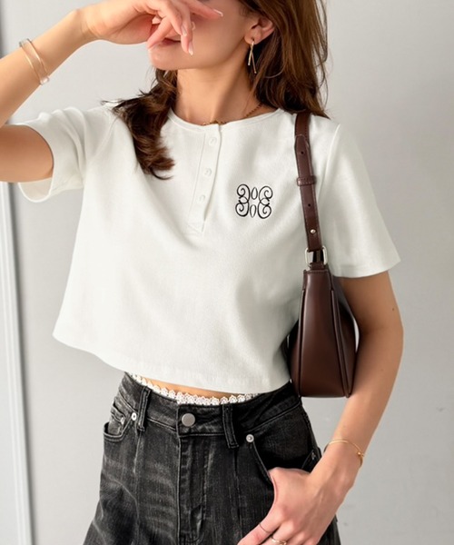 mily bilet(ミウィビレット)の「【mily bilet】シンプルを可愛く、今っぽく♪ロゴ刺繍ヘンリーネッククロップドテレコリブ半袖カットソー(ショート丈)(Tシャツ/カットソー・レディース・チャコールグレー/アイボリー/ブラック・X-LARGE/SMALL/MEDIUM/LARGE)」の4枚目の写真