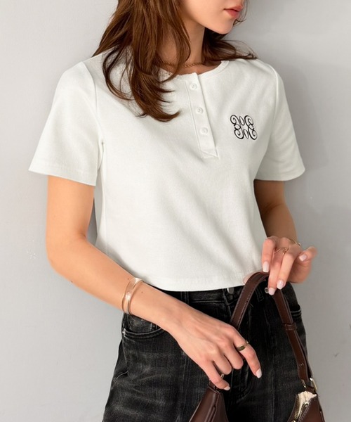 mily bilet(ミウィビレット)の「【mily bilet】シンプルを可愛く、今っぽく♪ロゴ刺繍ヘンリーネッククロップドテレコリブ半袖カットソー(ショート丈)(Tシャツ/カットソー・レディース・チャコールグレー/アイボリー/ブラック・X-LARGE/SMALL/MEDIUM/LARGE)」の8枚目の写真