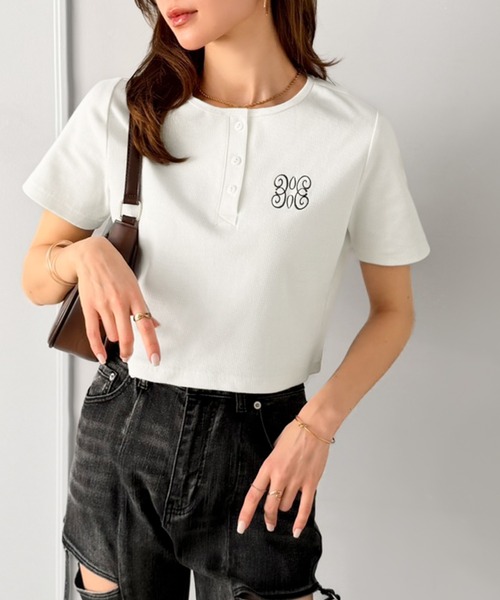 mily bilet(ミウィビレット)の「【mily bilet】シンプルを可愛く、今っぽく♪ロゴ刺繍ヘンリーネッククロップドテレコリブ半袖カットソー(ショート丈)(Tシャツ/カットソー・レディース・チャコールグレー/アイボリー/ブラック・X-LARGE/SMALL/MEDIUM/LARGE)」の11枚目の写真