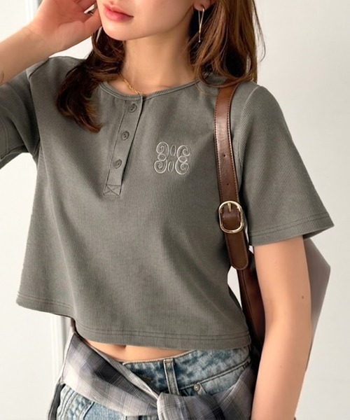mily bilet(ミウィビレット)の「【mily bilet】シンプルを可愛く、今っぽく♪ロゴ刺繍ヘンリーネッククロップドテレコリブ半袖カットソー(ショート丈)(Tシャツ/カットソー・レディース・チャコールグレー/アイボリー/ブラック・X-LARGE/SMALL/MEDIUM/LARGE)」の21枚目の写真
