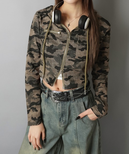 SPINNS（スピンズ）の「シルエット優勝☆ピタ見えショートジップパーカー（パーカー・レディース・チャコール/カーキ・ONESIZE）」の12枚目の写真