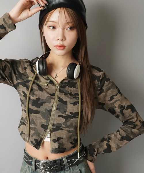 SPINNS（スピンズ）の「シルエット優勝☆ピタ見えショートジップパーカー（パーカー・レディース・チャコール/カーキ・ONESIZE）」の9枚目の写真