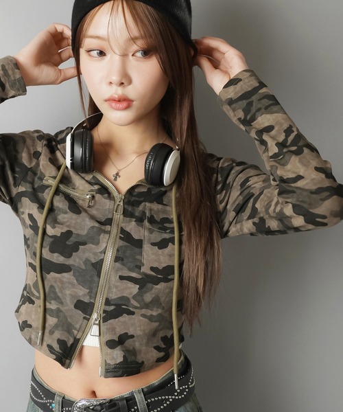 SPINNS（スピンズ）の「シルエット優勝☆ピタ見えショートジップパーカー（パーカー・レディース・チャコール/カーキ・ONESIZE）」の8枚目の写真
