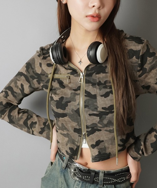 SPINNS（スピンズ）の「シルエット優勝☆ピタ見えショートジップパーカー（パーカー・レディース・チャコール/カーキ・ONESIZE）」の6枚目の写真
