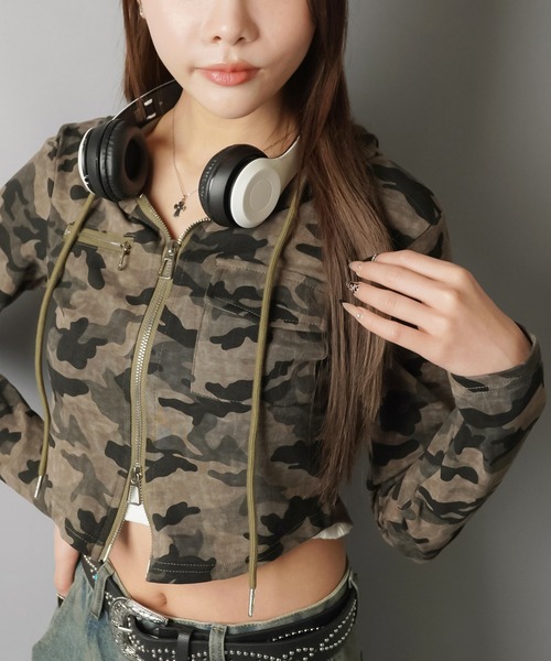 SPINNS（スピンズ）の「シルエット優勝☆ピタ見えショートジップパーカー（パーカー・レディース・チャコール/カーキ・ONESIZE）」の7枚目の写真