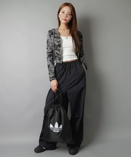 SPINNS（スピンズ）の「シルエット優勝☆ピタ見えショートジップパーカー（パーカー・レディース・チャコール/カーキ・ONESIZE）」の22枚目の写真