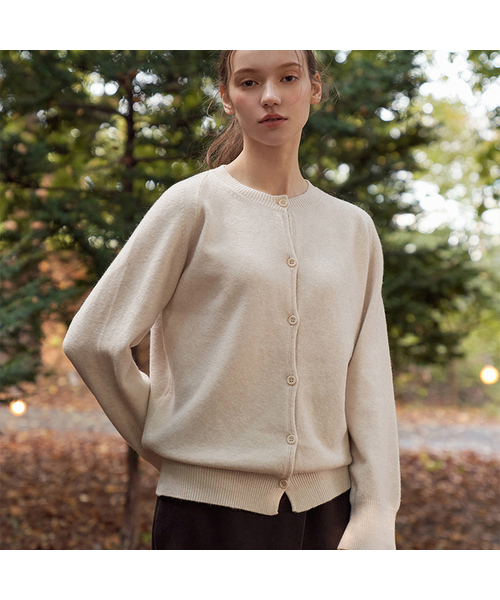 VASCARA(バスカラ)の「Round neck Button Knit Cardigan (4colors)(カーディガン/ボレロ・レディース・ライトベージュ/ブラック/ブルー/ライトグレー・FREE)」の3枚目の写真
