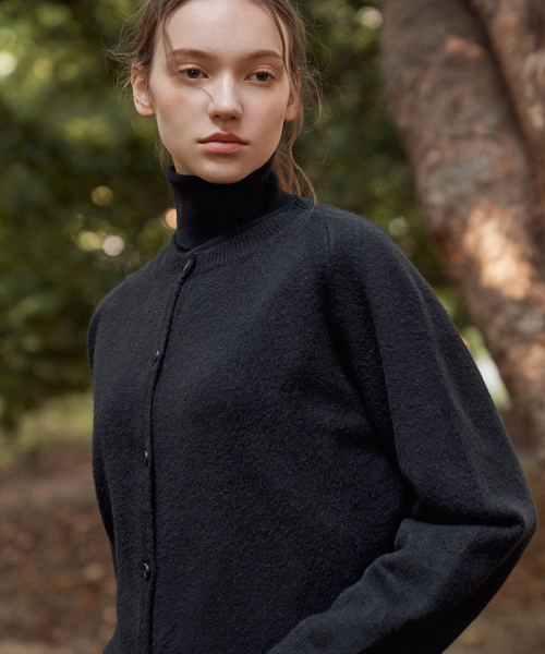 VASCARA(バスカラ)の「Round neck Button Knit Cardigan (4colors)(カーディガン/ボレロ・レディース・ライトベージュ/ブラック/ブルー/ライトグレー・FREE)」の5枚目の写真
