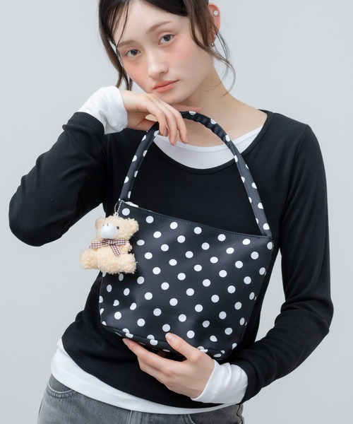 HEILIS(ヘイリス)の「チャーム付きドットハンドバッグ / キーホルダー ドット ワンハンドル バケツ型 水玉 韓国 ブラック ホワイト アイボリー ハンドバッグ(ハンドバッグ・レディース・ブラック/アイボリー・FREE)」の1枚目の写真