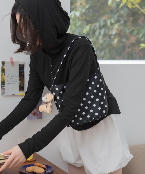 HEILIS(ヘイリス)の「チャーム付きドットハンドバッグ / キーホルダー ドット ワンハンドル バケツ型 水玉 韓国 ブラック ホワイト アイボリー ハンドバッグ(ハンドバッグ・レディース・ブラック/アイボリー・FREE)」の12枚目の写真