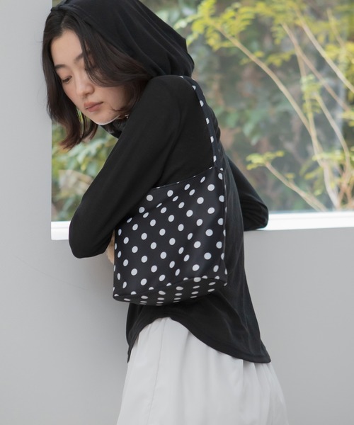 HEILIS(ヘイリス)の「チャーム付きドットハンドバッグ / キーホルダー ドット ワンハンドル バケツ型 水玉 韓国 ブラック ホワイト アイボリー ハンドバッグ(ハンドバッグ・レディース・ブラック/アイボリー・FREE)」の16枚目の写真