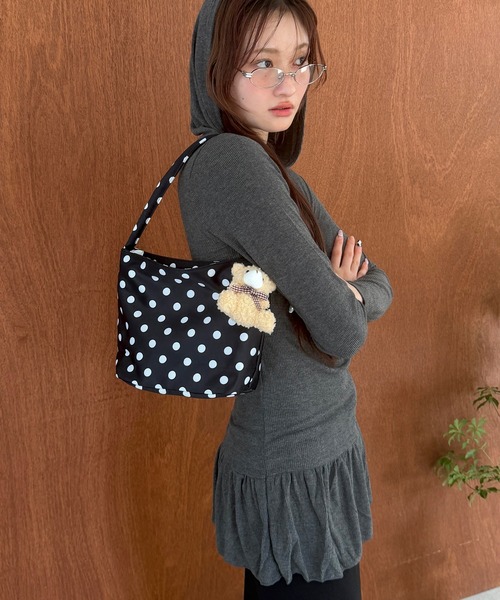 HEILIS(ヘイリス)の「チャーム付きドットハンドバッグ / キーホルダー ドット ワンハンドル バケツ型 水玉 韓国 ブラック ホワイト アイボリー ハンドバッグ(ハンドバッグ・レディース・ブラック/アイボリー・FREE)」の8枚目の写真