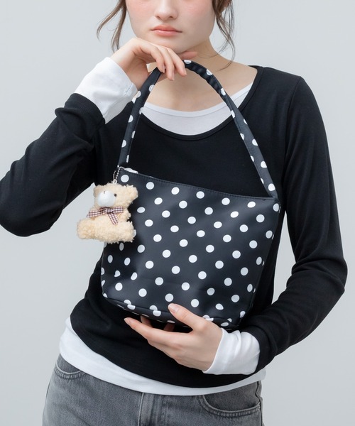 HEILIS(ヘイリス)の「チャーム付きドットハンドバッグ / キーホルダー ドット ワンハンドル バケツ型 水玉 韓国 ブラック ホワイト アイボリー ハンドバッグ(ハンドバッグ・レディース・ブラック/アイボリー・FREE)」の3枚目の写真