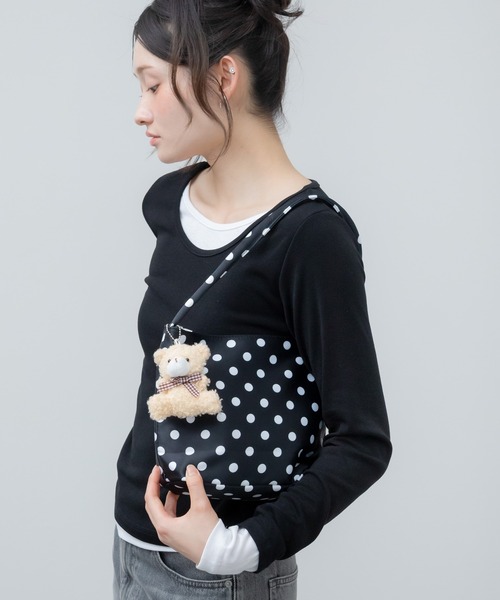 HEILIS(ヘイリス)の「チャーム付きドットハンドバッグ / キーホルダー ドット ワンハンドル バケツ型 水玉 韓国 ブラック ホワイト アイボリー ハンドバッグ(ハンドバッグ・レディース・ブラック/アイボリー・FREE)」の4枚目の写真
