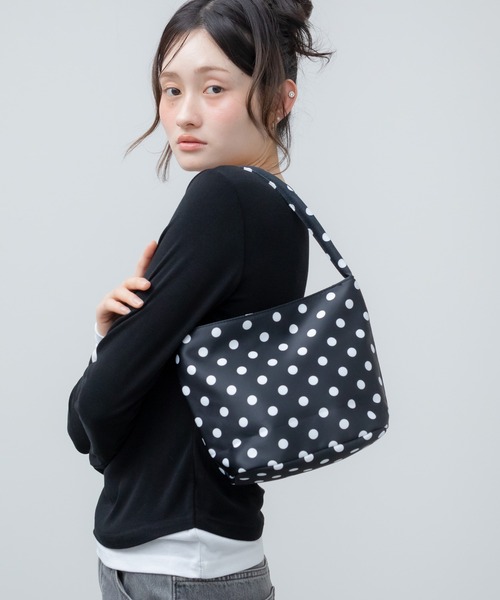 HEILIS(ヘイリス)の「チャーム付きドットハンドバッグ / キーホルダー ドット ワンハンドル バケツ型 水玉 韓国 ブラック ホワイト アイボリー ハンドバッグ(ハンドバッグ・レディース・ブラック/アイボリー・FREE)」の5枚目の写真