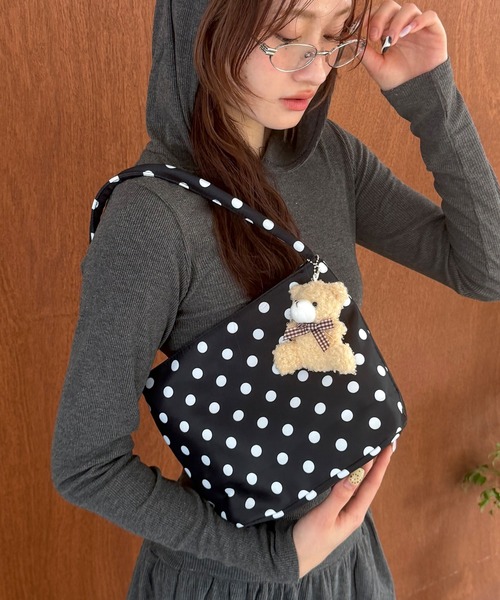 HEILIS(ヘイリス)の「チャーム付きドットハンドバッグ / キーホルダー ドット ワンハンドル バケツ型 水玉 韓国 ブラック ホワイト アイボリー ハンドバッグ(ハンドバッグ・レディース・ブラック/アイボリー・FREE)」の7枚目の写真