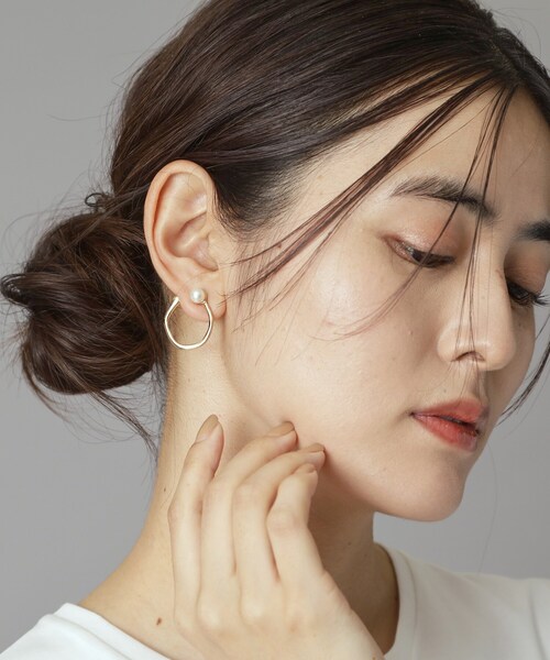 DRESSTERIOR(ドレステリア)の「シェルパールゴールドイヤリング(イヤリング・レディース・ゴールド・00)」の2枚目の写真