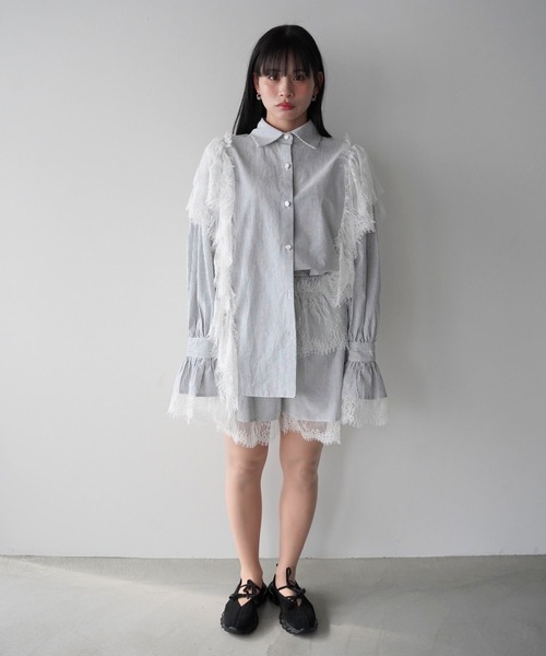 SANSeLF（サンセルフ）の「【SANSeLF】フリルレースストライプシャツセットアップ saw26s028（セットアップ・レディース・グレー・FREE）」の2枚目の写真