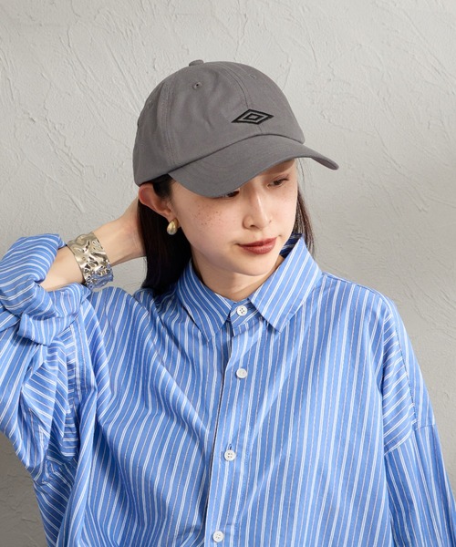 UMBRO（アンブロ）の「【WEB先行予約】[UMBRO/アンブロ] 別注 ワンポイント刺繍ロゴ キャップ（キャップ・レディース・ベージュ/グレー/ブラック・F）」の2枚目の写真