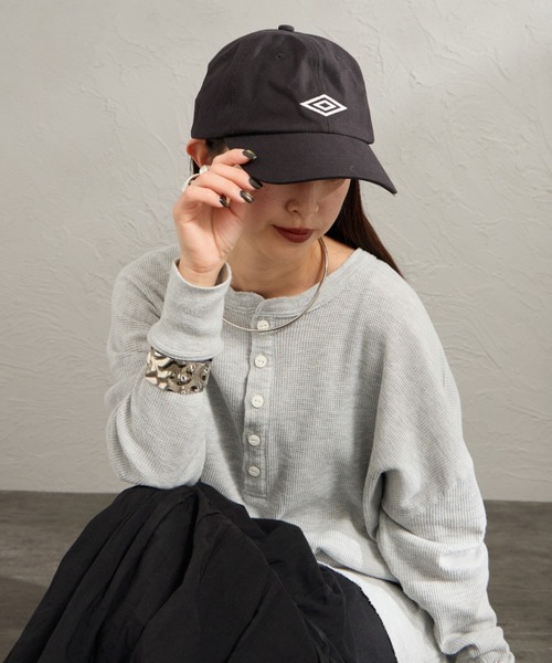 UMBRO（アンブロ）の「【WEB先行予約】[UMBRO/アンブロ] 別注 ワンポイント刺繍ロゴ キャップ（キャップ・レディース・ベージュ/グレー/ブラック・F）」の5枚目の写真