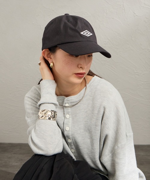 UMBRO（アンブロ）の「【WEB先行予約】[UMBRO/アンブロ] 別注 ワンポイント刺繍ロゴ キャップ（キャップ・レディース・ベージュ/グレー/ブラック・F）」の4枚目の写真