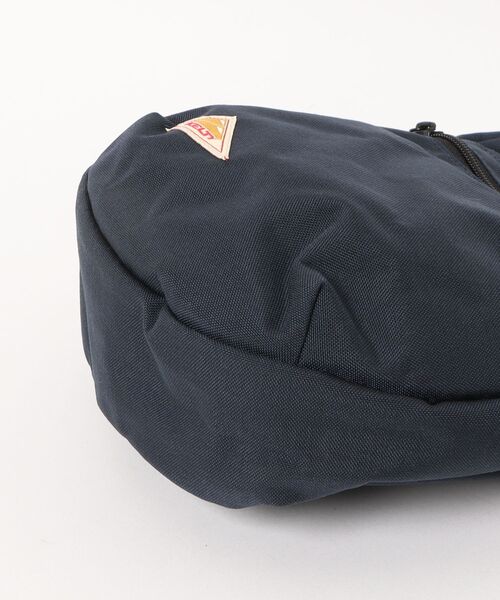 TSURUYA（ツルヤ）の「《KELTY》MINI CURVE SHOULDER（ショルダーバッグ・メンズ・マスタード/ネイビー/オリーブ/グレー系その他/ブラウン系その他/セージグリーン/グレー系/ベージュ系・フリー）」の11枚目の写真