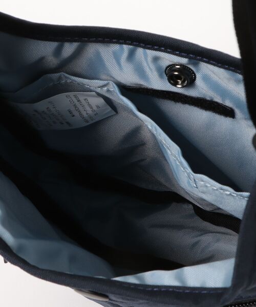 TSURUYA（ツルヤ）の「《KELTY》MINI CURVE SHOULDER（ショルダーバッグ・メンズ・マスタード/ネイビー/オリーブ/グレー系その他/ブラウン系その他/セージグリーン/グレー系/ベージュ系・フリー）」の12枚目の写真