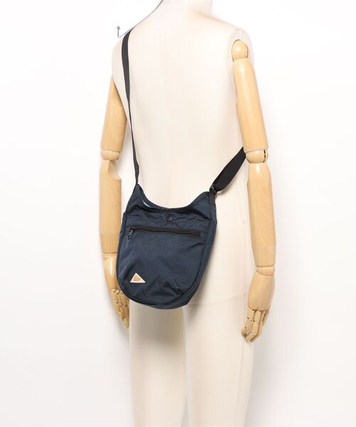TSURUYA（ツルヤ）の「《KELTY》MINI CURVE SHOULDER（ショルダーバッグ・メンズ・マスタード/ネイビー/オリーブ/グレー系その他/ブラウン系その他/セージグリーン/グレー系/ベージュ系・フリー）」の13枚目の写真